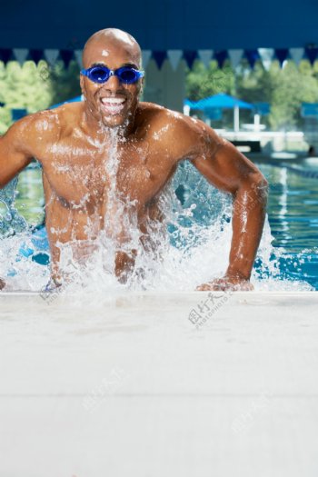 黑人男性游泳运动员图片