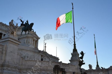 城堡前飘扬的意大利国旗