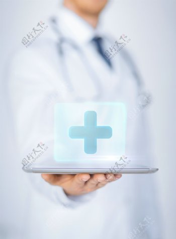 捧着平板电脑的医生图片