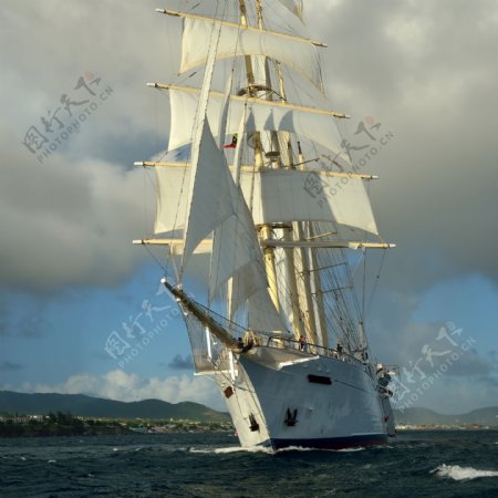 海面起航的帆船图片