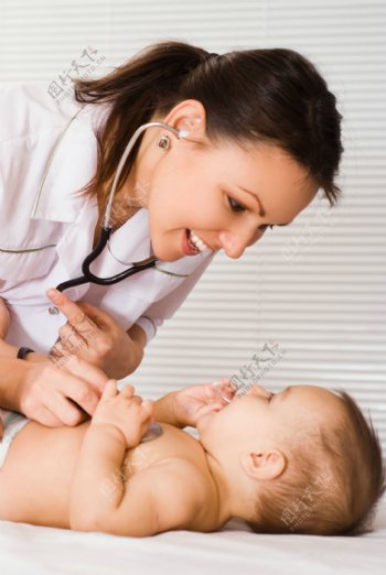 给宝宝检查身体的医生图片