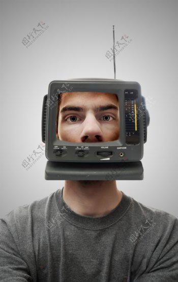 男人头上的电视机图片