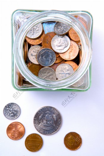 储钱罐里的硬币特写图片