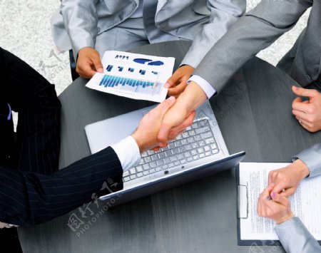 握手合作的商务团队图片