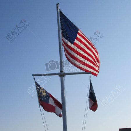 迎风飞扬的国旗