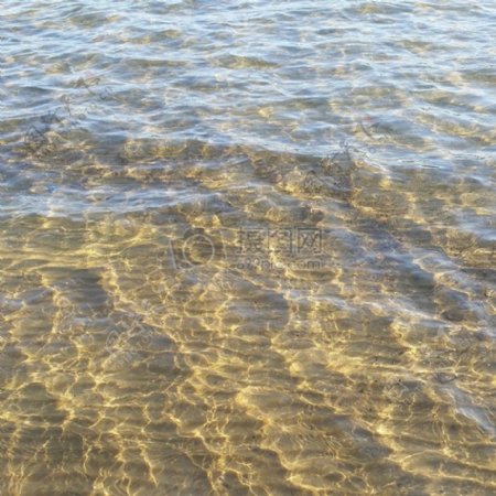 清澈见底的海水