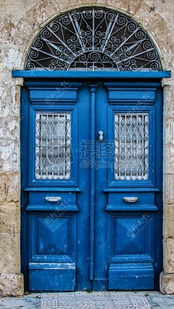 老房子的蓝色门