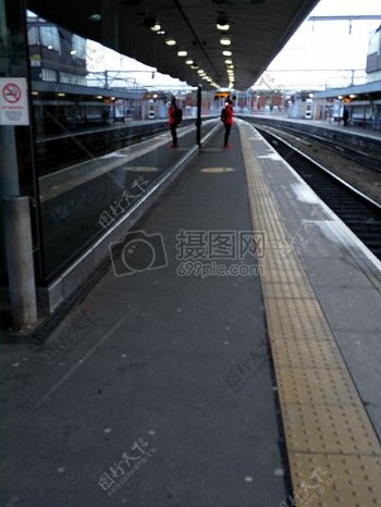 人红色火车人行道站等待火车车站寂寞孤独一天套房