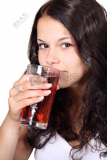 女性在白色V领连衣裙上的水杯喝红饮料