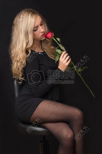 女人黑色礼服控股红玫瑰