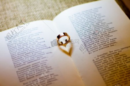 夹在书里的圆环戒指