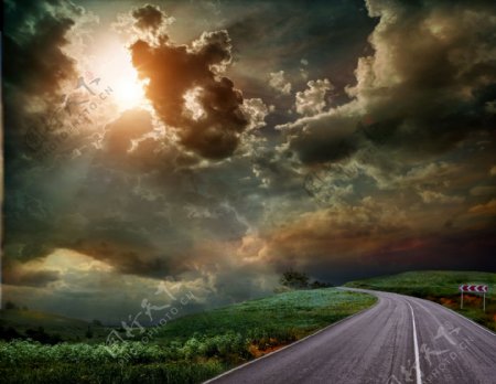 乌云下的道路图片