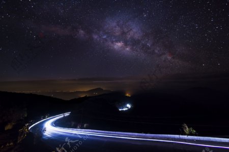 漫天繁星与发光的道路图片