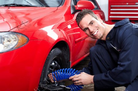 修理汽车的工人图片