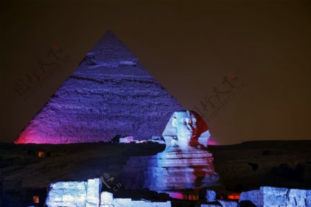 金字塔夜景图片