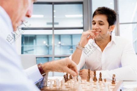 开心下国际象棋的商务男人图片