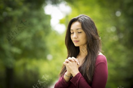 祷告的美女图片