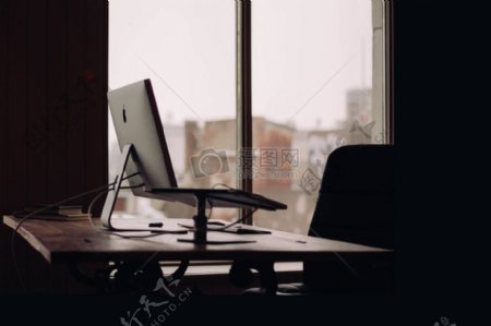 的MacBook亲剪影表iMac电脑窗平工作场所设置
