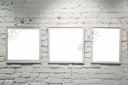 灰白色上的挂着的空白相框高清摄影图片