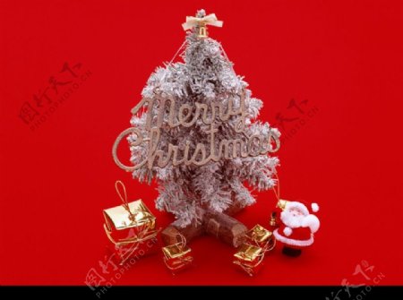 挂着MerryChristmas的白色圣诞树和圣诞老人