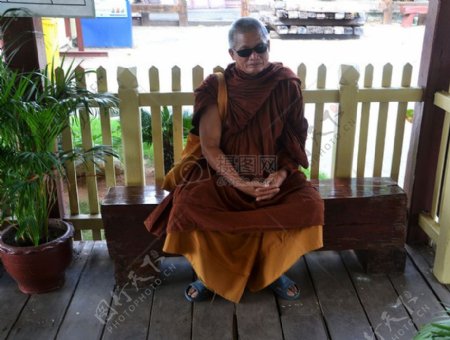和尚等待阴影墨镜宗教佛教亚洲泰国泰语袍