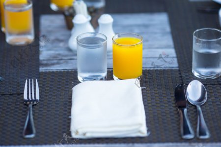 餐桌上的果汁和餐桌