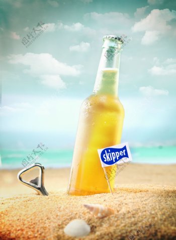 沙滩上的啤酒瓶和瓶起子图片