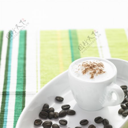 咖啡豆与咖啡伴侣特写图片