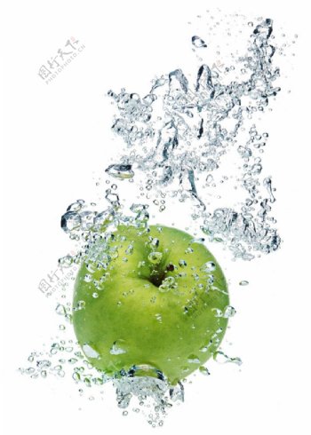 水中的青苹果素材图片