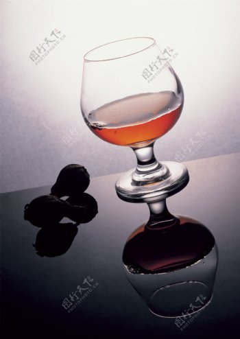 桌子上一杯红酒图片