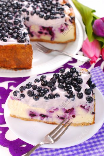 盘子里的一块蓝莓蛋糕图片