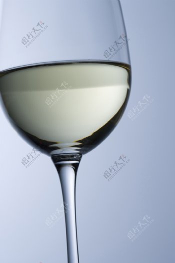 清澈透明的杯中酒特写图片图片