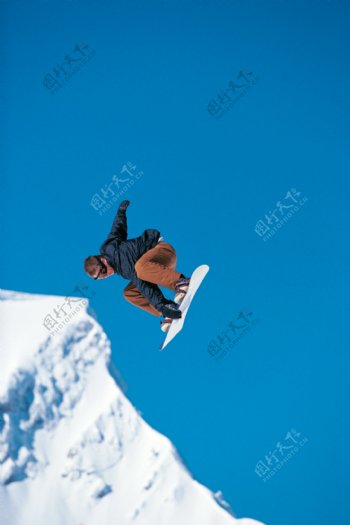 腾空跳跃的滑雪运动员图片