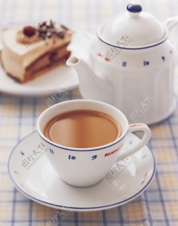 一杯奶茶面包早餐图片