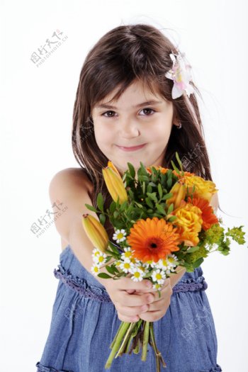 拿着鲜花的外国小女孩图片