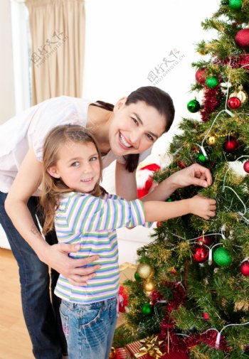 装饰圣诞树的母女俩图片