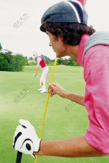 打高尔夫球的时尚男女图片
