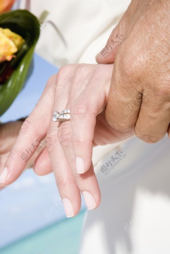 戴着结婚戒指的人图片