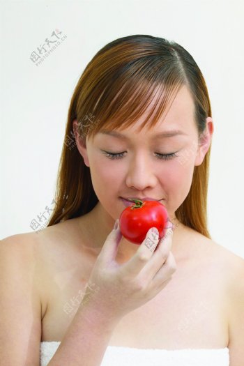 吃蕃茄的健康美女图片
