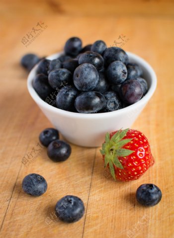 野生蓝莓与草莓图片素材