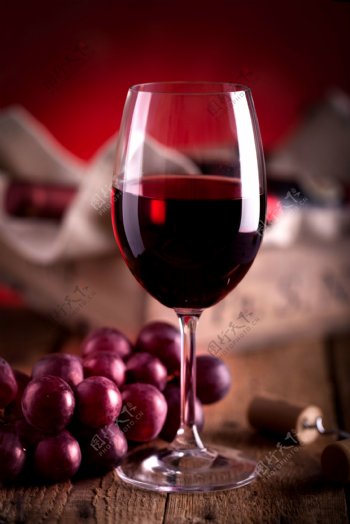 玻璃杯中红葡萄酒图片
