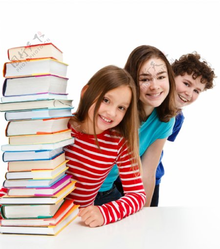 一摞书本和三个开心的孩子图片