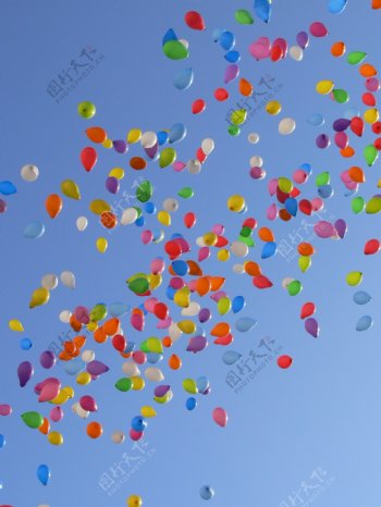 天空彩色气球图片