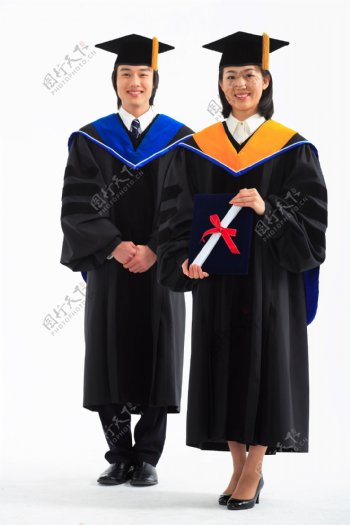 穿着博士服拿着证书自信微笑的男女图片图片