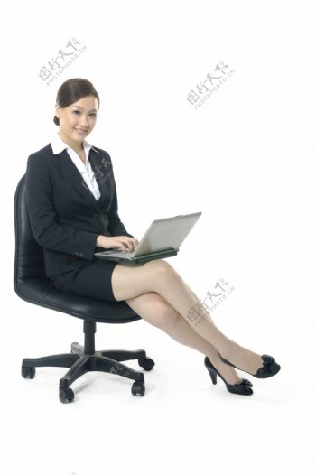 坐着操作电脑的商务美女图片