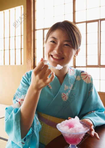 吃炒冰的日本美女图片