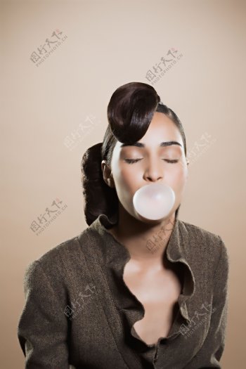 吃泡泡糖的黑人美女图片