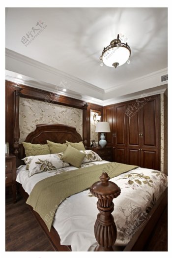 美式时尚卧室大床设计图