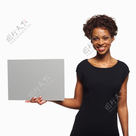 手拿空白广告牌的黑人女性图片