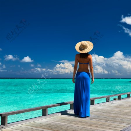 戴草帽的美女与大海风景图片
